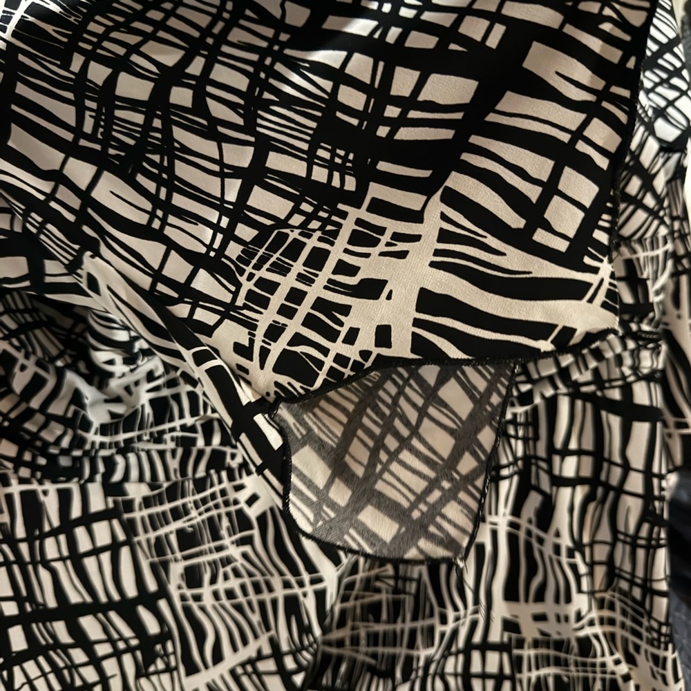 Cato Black and White Abstract Blouse - Picture 8 of 9